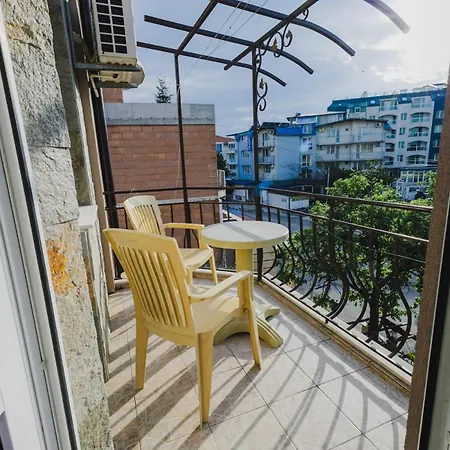 Apartmán модерен ирида с басейн и градина *
