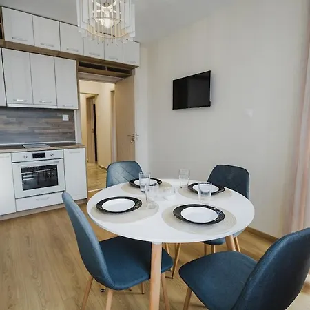 Apartmán модерен ирида с басейн и градина *