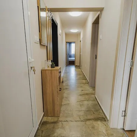 модерен ирида с басейн и градина Apartmán