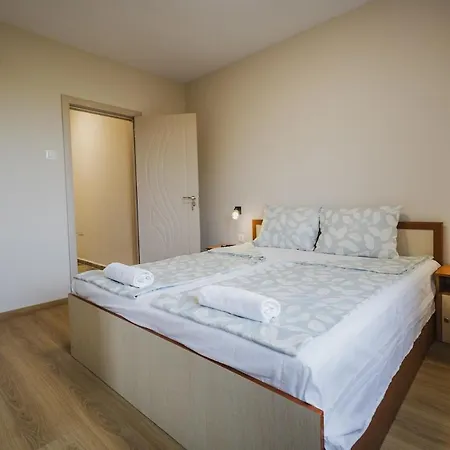 модерен ирида с басейн и градина Apartmán *