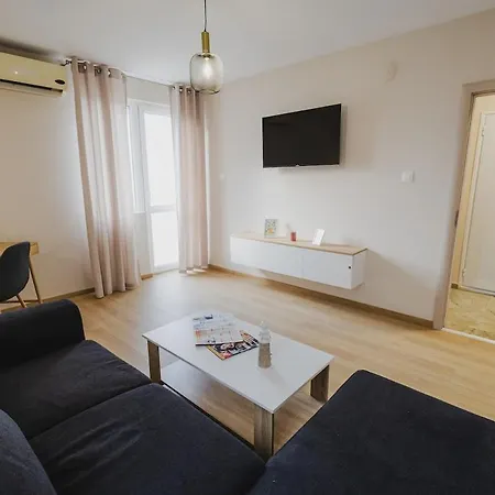 Apartmán модерен ирида с басейн и градина *