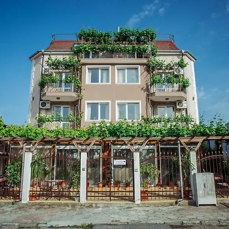 Apartmán модерен ирида с басейн и градина