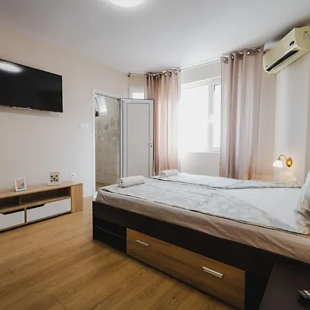 модерен ирида с басейн и градина Apartmán