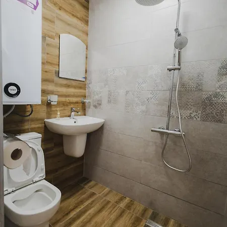 модерен ирида с басейн и градина Apartmán Ravda